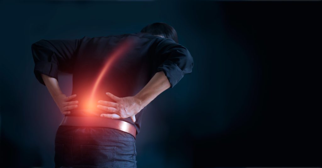 Πού μπορεί να οφείλεται ο πόνος στην πλάτη μαζί με αίσθημα καύσου;