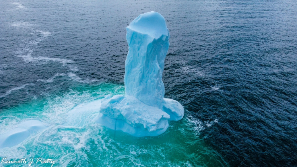Έχει γίνει viral: Εντοπίστηκε παγόβουνο σε σχήμα… ανδρικού μορίου στον Καναδά