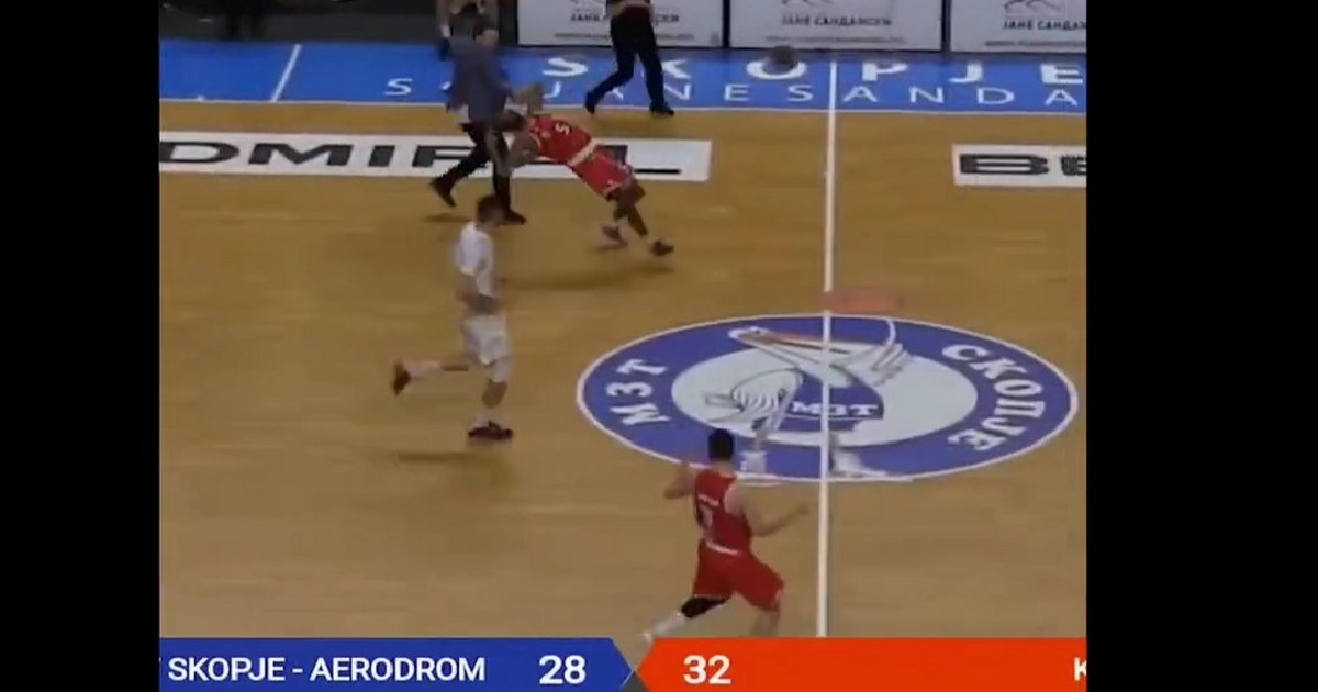 Τρομερό σκηνικό σε αγώνα μπάσκετ στα Σκόπια: Προπονητής μπήκε στο παρκέ και… γκρέμισε παίκτη (βίντεο)