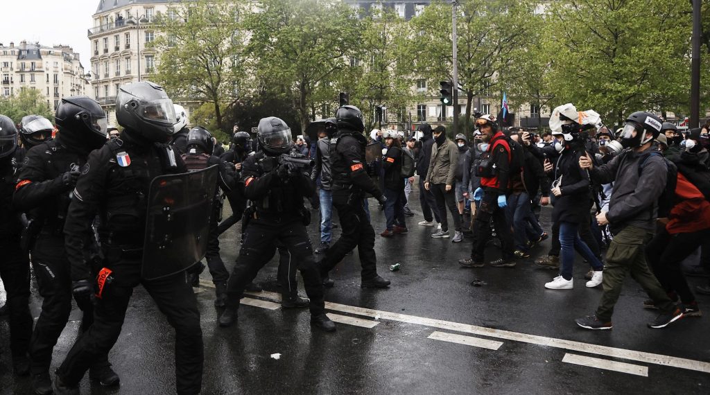 Χάος στη Γαλλία: Χιλιάδες διαδηλωτές κυνήγησαν δυνάμεις ασφαλείας – 108 αστυνομικοί τραυματίες – Άγριο ξύλο και συλλήψεις (βίντεο)
