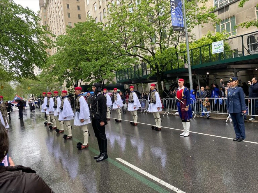 ΗΠΑ: «Πλημμύρισε» με ελληνικές σημαίες και Εύζωνες η 5η λεωφόρος στο Μανχάταν (φωτο)