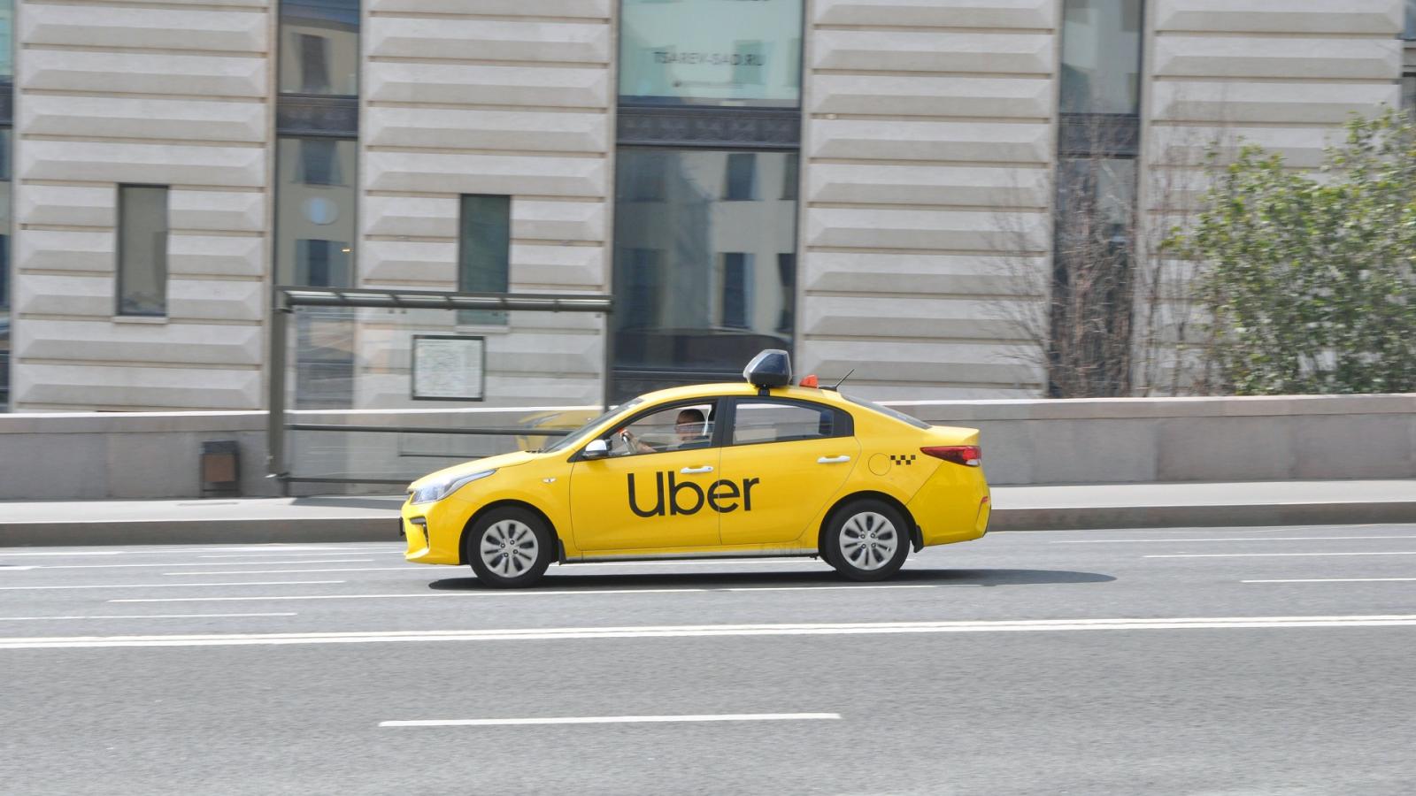 Από ρούχα και τηλέφωνα… μέχρι δονητή και φωτόσπαθο – Όσα ξεχνούν πελάτες μέσα στα ταξί Uber