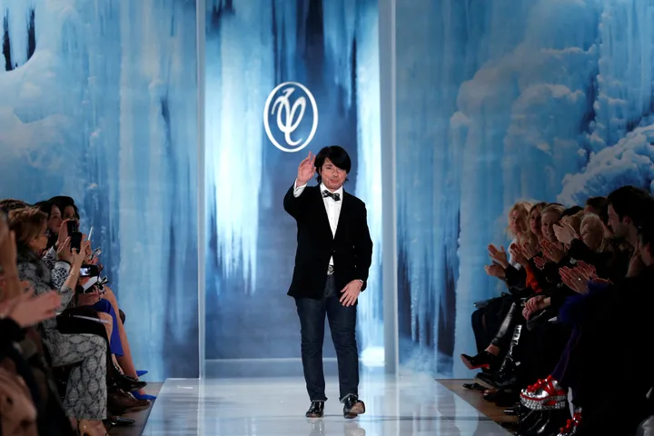 Ρωσία: «Έφυγε» ο διάσημος σχεδιαστής μόδας Βαλεντίν Γιουντάσκιν σε ηλικία 59 ετών (φωτό-βίντεο)