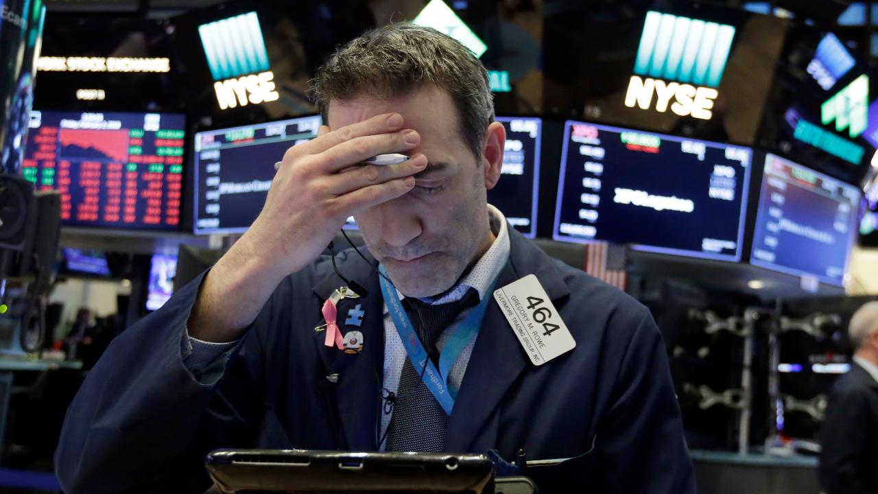 «Τρίζει» η αμερικανική οικονομία: Με απότομη πτώση άνοιξε η Wall Street λόγω τραπεζών – Οι φόβοι για «τσουνάμι»