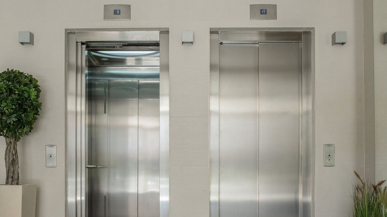 Ινδονησία: 38χρονη γυναίκα βρήκε τραγικό θάνατο βγαίνοντας από τη λάθος πόρτα σε ασανσέρ (βίντεο)