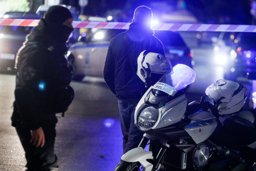 Λιόσια: IX συγκρούστηκε μετωπικά με μηχανές ΔΙΑΣ τη νύχτα – Σε σοβαρή κατάσταση ένας αστυνομικός