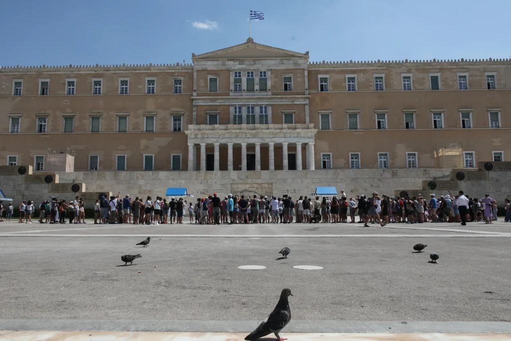 Αποκαλυπτική δημοσκόπηση: Το 66% των Ελλήνων δηλώνει μη ικανοποιημένο από τον τρόπο που λειτουργεί η Δημοκρατία στη χώρα