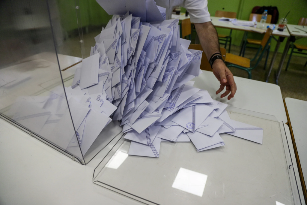 Δημοσκοπήσεις «για τα φίδια»: Τι θα γίνει αν στις εκλογές νικήσει μεν η ΝΔ αλλά με «βραχεία κεφαλή» ή επικρατήσει ο ΣΥΡΙΖΑ;