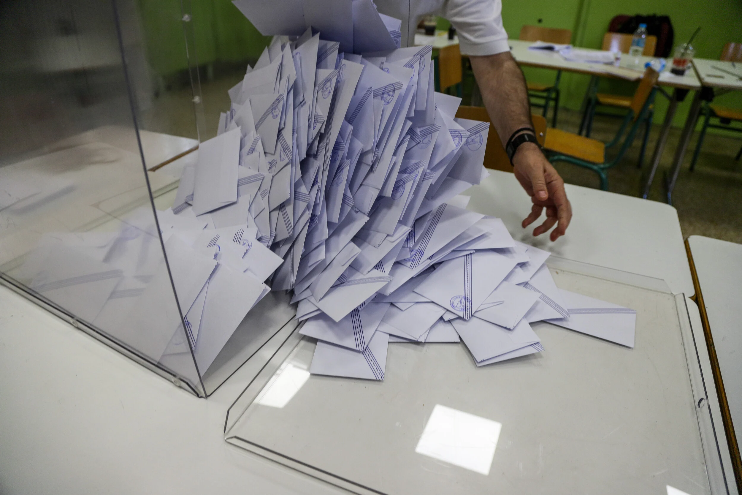 Σήμερα στις 20:00 ο Άρειος Πάγος θα ανακοινώσει τα κόμματα των εκλογών – Άγνωστο τι θα γίνει με Η.Κασιδιάρη