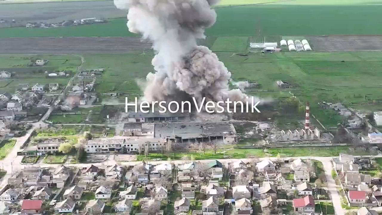 Οι ρωσικές βόμβες ανεμοπορίας διαλύουν ουκρανικές εγκαταστάσεις και αποθήκες οπλισμού στην Χερσώνα