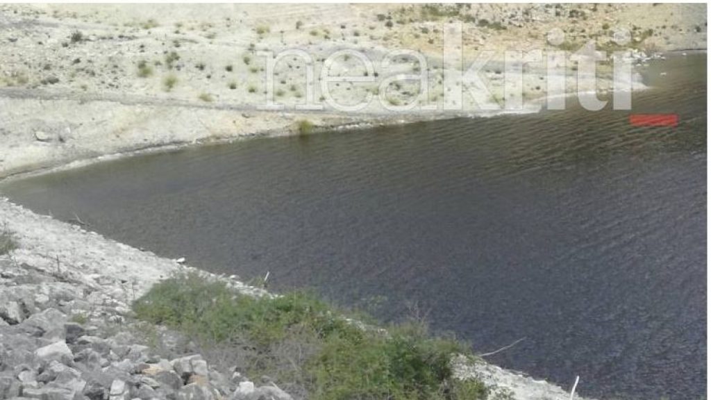 Κρήτη: «Βάφτηκαν» μαύρα τα νερά στο φράγμα της Φανερωμένης (φώτο-βίντεο)