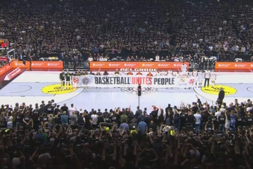 Πανό που γράφει «το μπάσκετ ενώνει τους ανθρώπους» κράτησαν οι παίκτες της Παρτιζάν και της Ρεάλ (βίντεο)