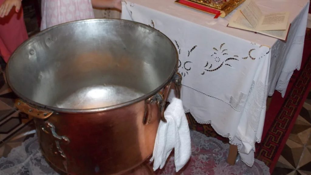 Πρωτοφανές περιστατικό στη Θεσσαλονίκη: Έκλεψαν τον βαφτιστικό σταυρό από μωρό αμέσως μετά το μυστήριο