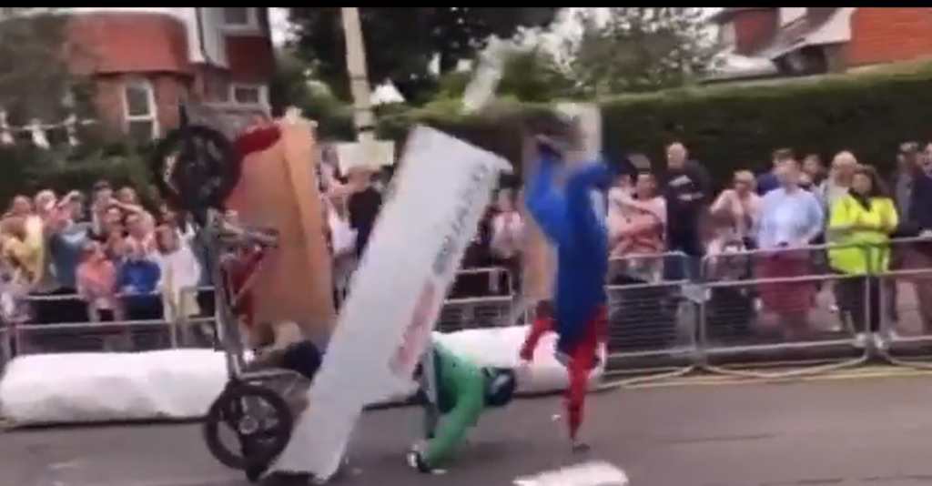 Αυτοσχέδιο αυτοκίνητο διαλύεται μπροστά σε θεατές (βίντεο)