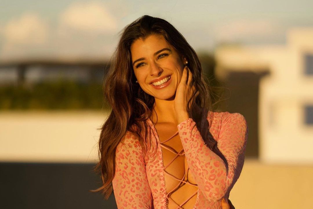 Η Στέλλα που αναστάτωσε το γερμανικό «Too Hot to Handle» «σκοτώνει» με το βλέμμα της και μας δείχνει την «πίσω όψη» της (φώτο)