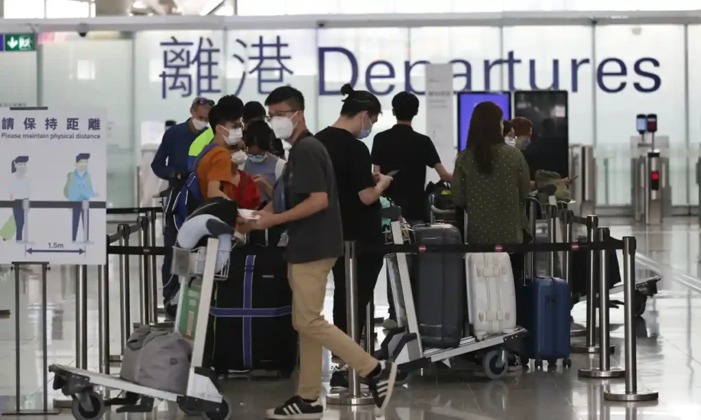 Ανάλυση Reuters: Γιατί η Κίνα απαγορεύει σε χιλιάδες πολίτες να φύγουν από τη χώρα