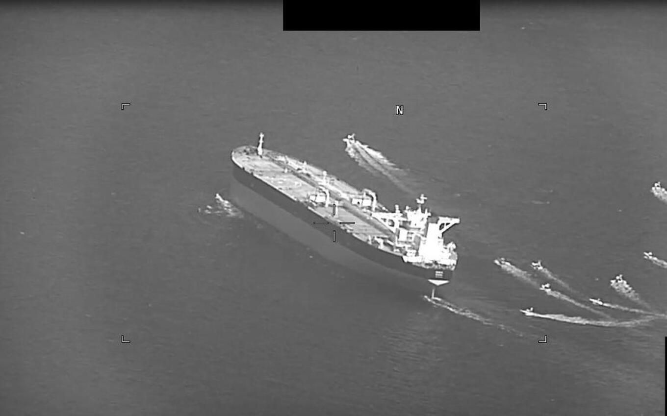 Ιράν: Πλοίο ελληνικών συμφερόντων δέσμευσαν οι Φρουροί της Επανάστασης – Βίντεο από τη στιγμή που 12 σκάφη το προσεγγίζουν