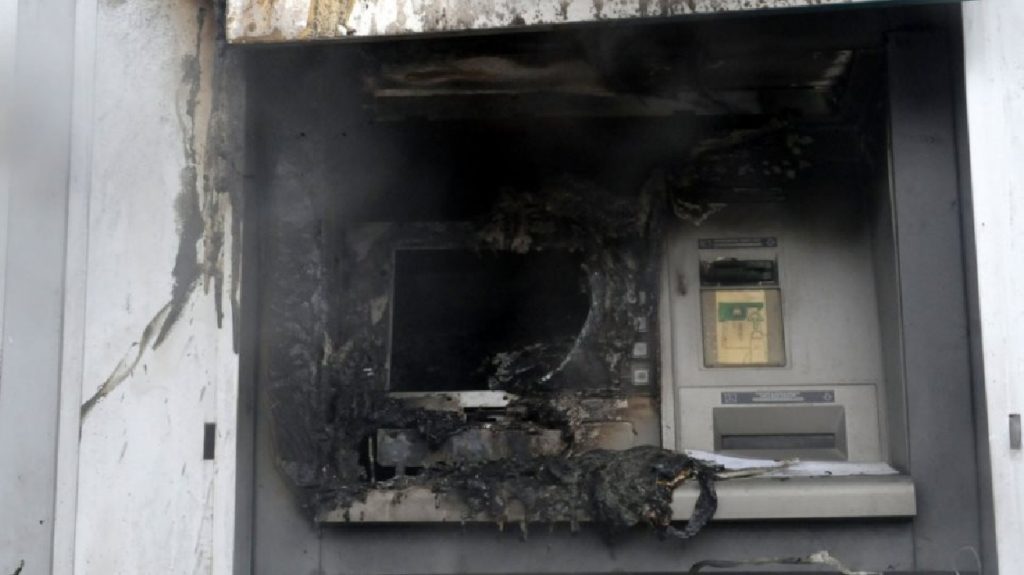 Βόλος: Έκρηξη σε ΑΤΜ σε ζαχαροπλαστείο στην Αγριά – Οι δράστες άρπαξαν 100.000 ευρώ