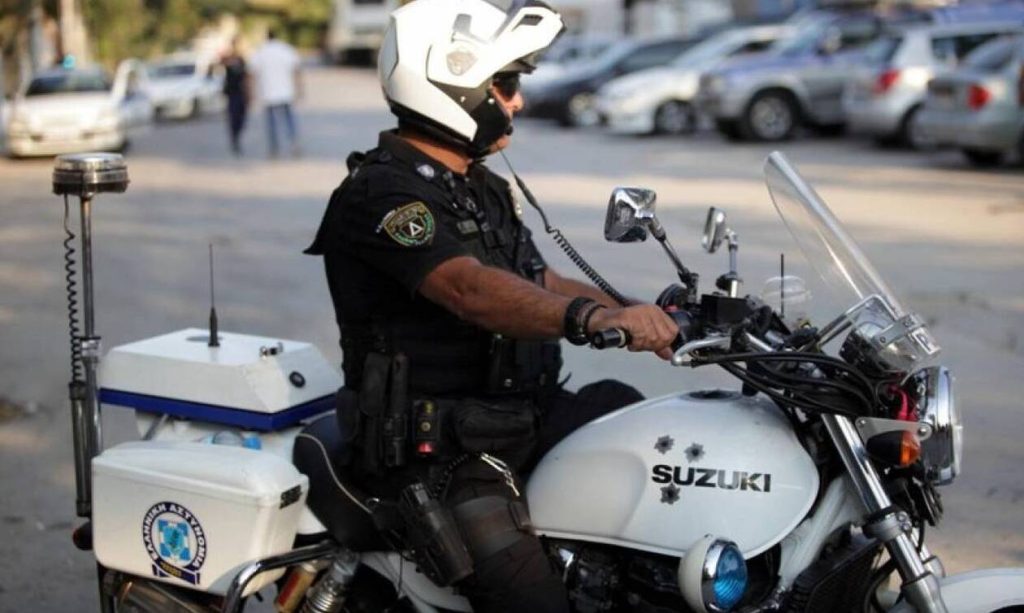 Κρήτη: Αναζητείται ο δράστης που κλέβει λάμπες από τους στύλους των δρόμων
