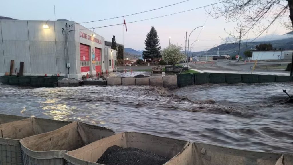 Τραγωδία στον Καναδά: Νεκρός εθελοντής πυροσβέστης ενώ βοηθούσε πλημμυροπαθείς (βίντεο)