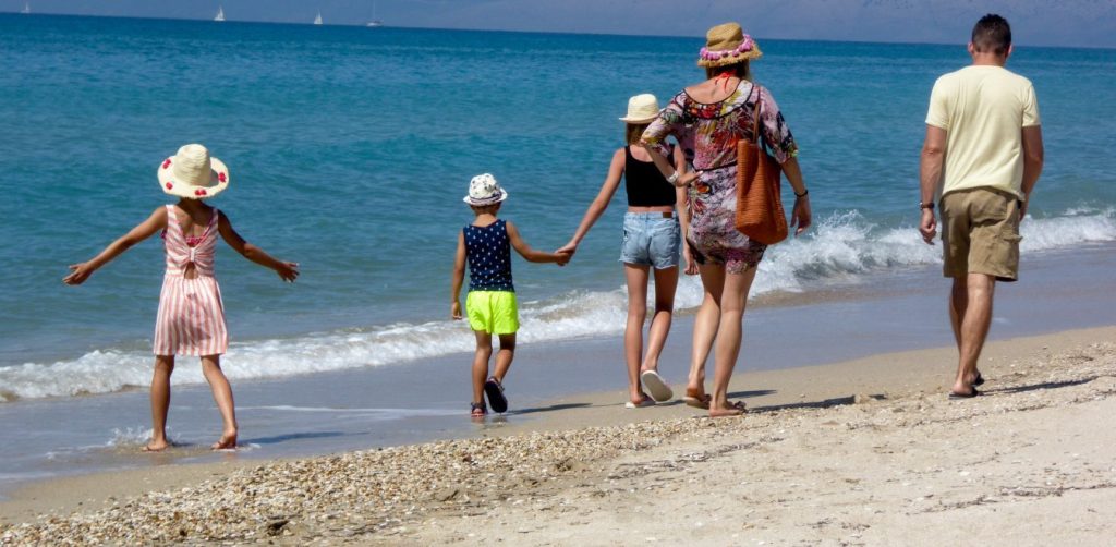 ΔΥΠΑ – Κοινωνικός Τουρισμός: Δείτε πότε «λήγουν» οι περσινές επιταγές – Το «πέναλτι» για όσους δεν τις εκτελέσουν