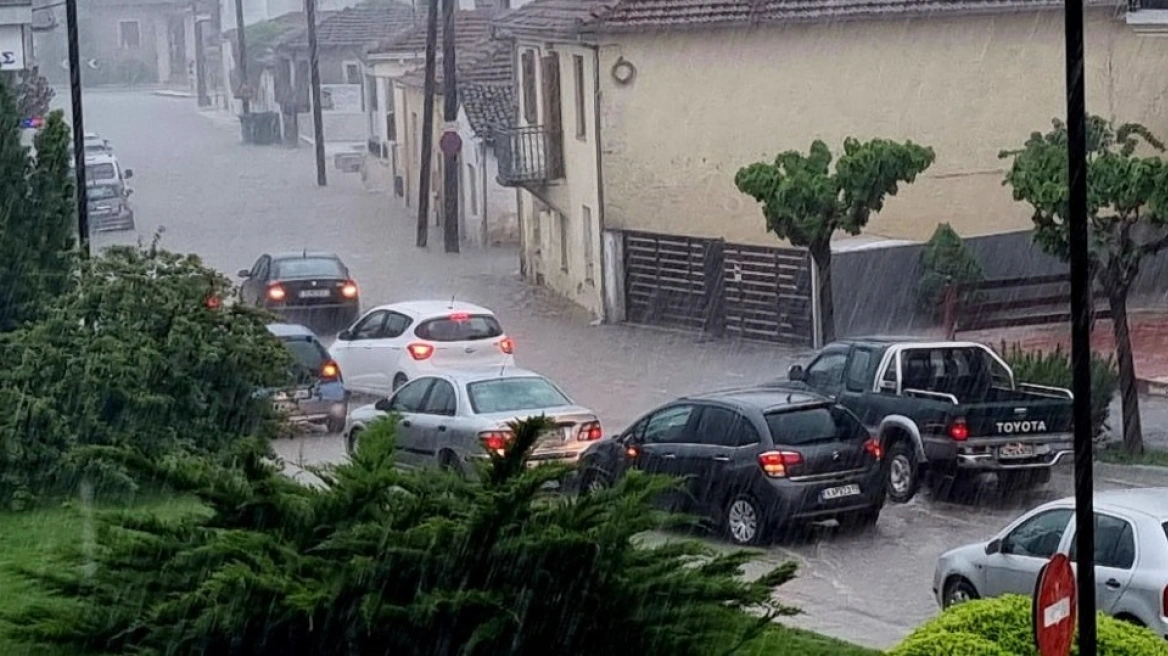 Ισχυρή καταιγίδα στα Τρίκαλα – «Ποτάμια» οι δρόμοι (βίντεο)