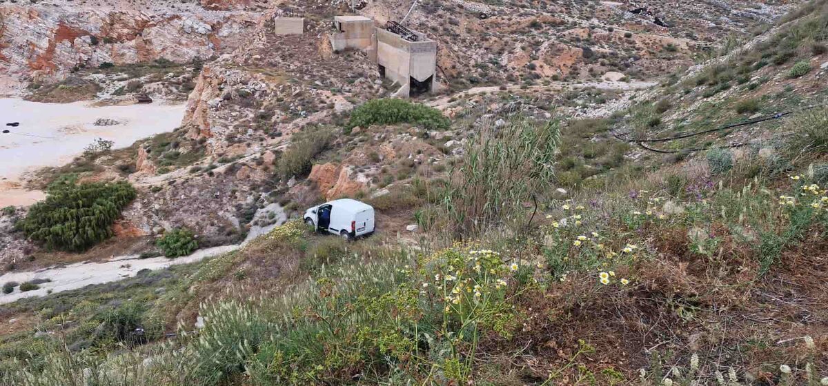 Αυτοκίνητο έπεσε στο γκρεμό στη Σύρο – Σώθηκε από θαύμα ο οδηγός