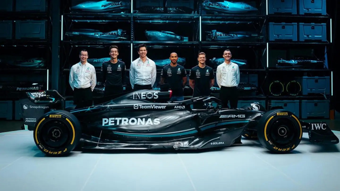 H Mercedes-Benz στρέφεται στην ομάδα F1 για να κερδίσει την Tesla