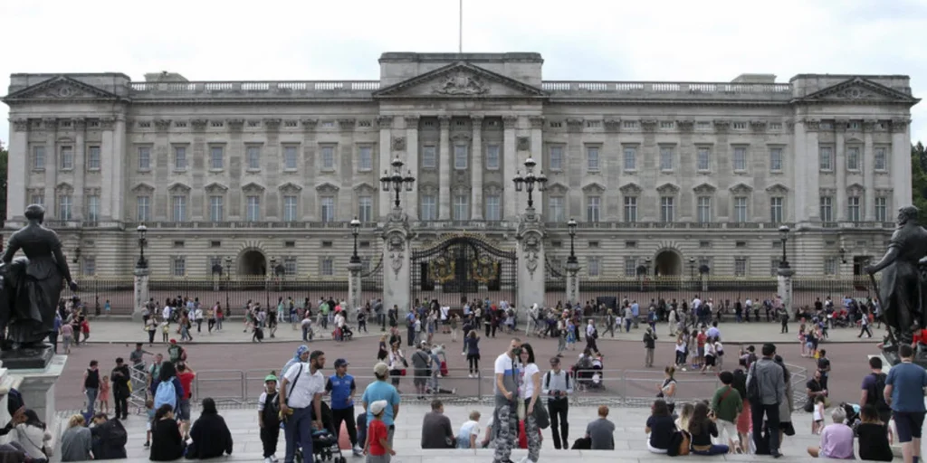 Υπό ψυχιατρική παρακολούθηση ο ύποπτος που συνελήφθη έξω από τα Ανάκτορα του Μπάκιγχαμ (βίντεο)