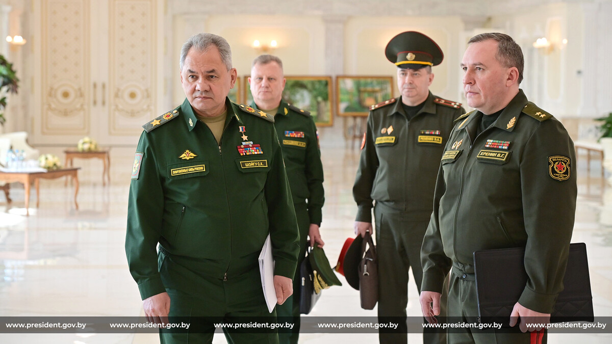 Ο Ρώσος υπουργός Άμυνας επιθεώρησε στρατιωτικό εξοπλισμό πριν σταλεί στο μέτωπο της Ουκρανίας