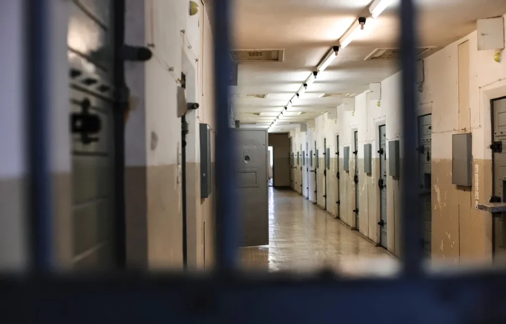 Βιασμός 17χρονου στις φυλακές: Διατάχθηκε κατεπείγουσα προκαταρκτική εξέταση από την Εισαγγελία Ανηλίκων