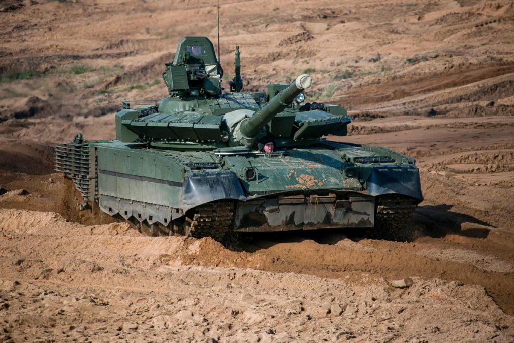 Ρωσικά  άρματα  μάχης T-80BVM  κτυπούν ουκρανικές δυνάμεις στα περίχωρα του Μπακχμούτ