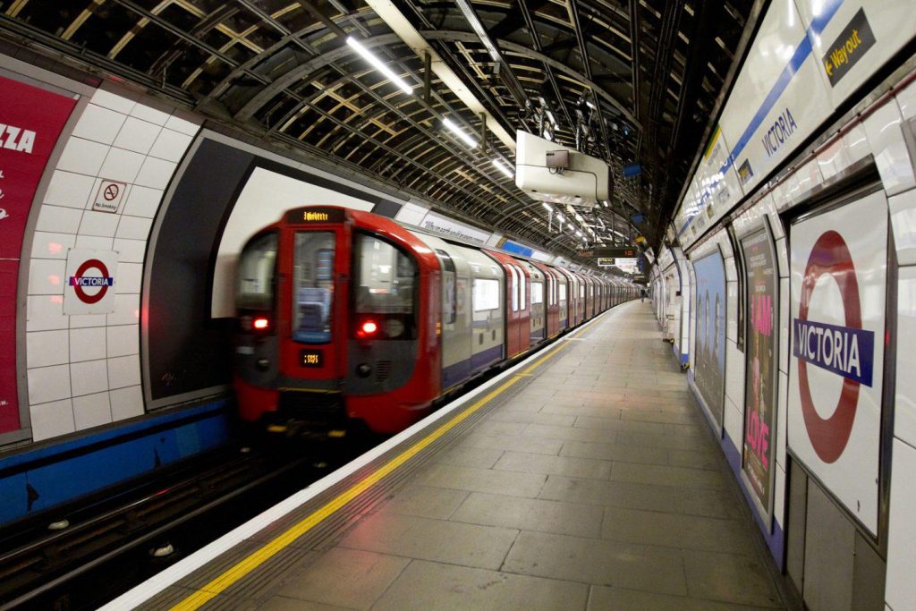 Πανικός στο μετρό του Λονδίνου – Επιβάτες προσπαθούν να σπάσουν τα παράθυρα βαγονιών λόγω φωτιάς (βίντεο)