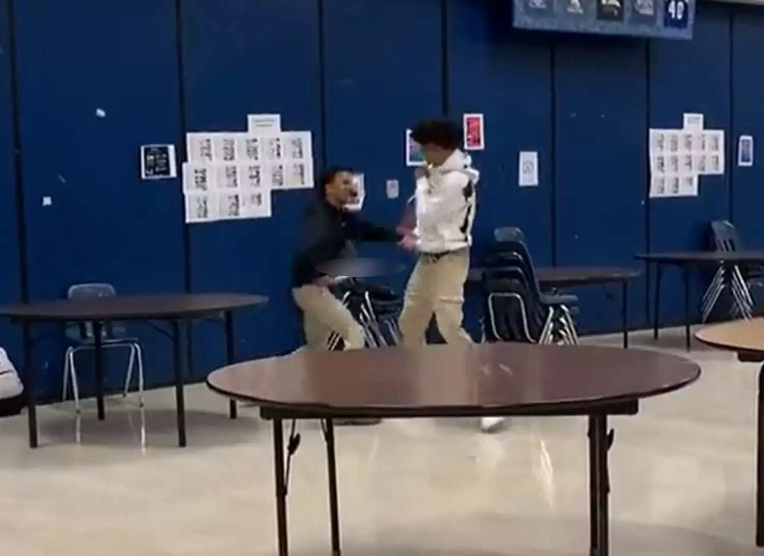 Οχάιο: Ανήλικος έβγαλε μαχαίρι και χτύπησε συμμαθητή του στο διάδρομο του σχολείου (βίντεο)