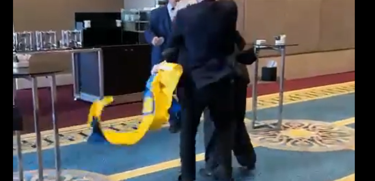 Ρώσος και Ουκρανός αξιωματούχος πιάστηκαν στα χέρια για μια σημαία (βίντεο)