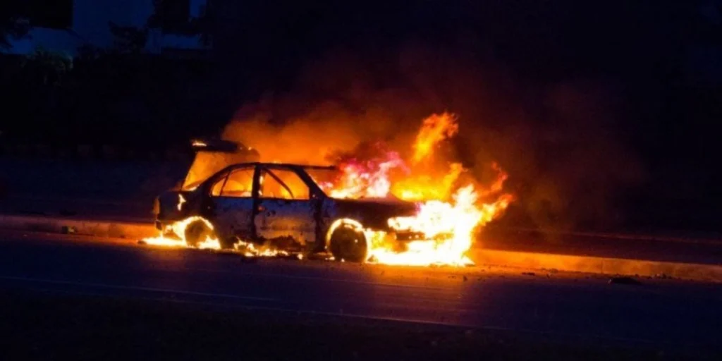 Λάρισα: Αυτοκίνητο τυλίχτηκε στις φλόγες έξω από την πόλη (βίντεο)