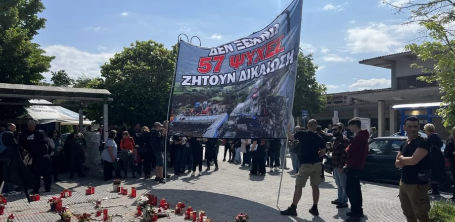 Έγκλημα στα Τέμπη: Συγγενείς θυμάτων διαπληκτίστηκαν με εργαζόμενους στο σταθμαρχείο (βίντεο)