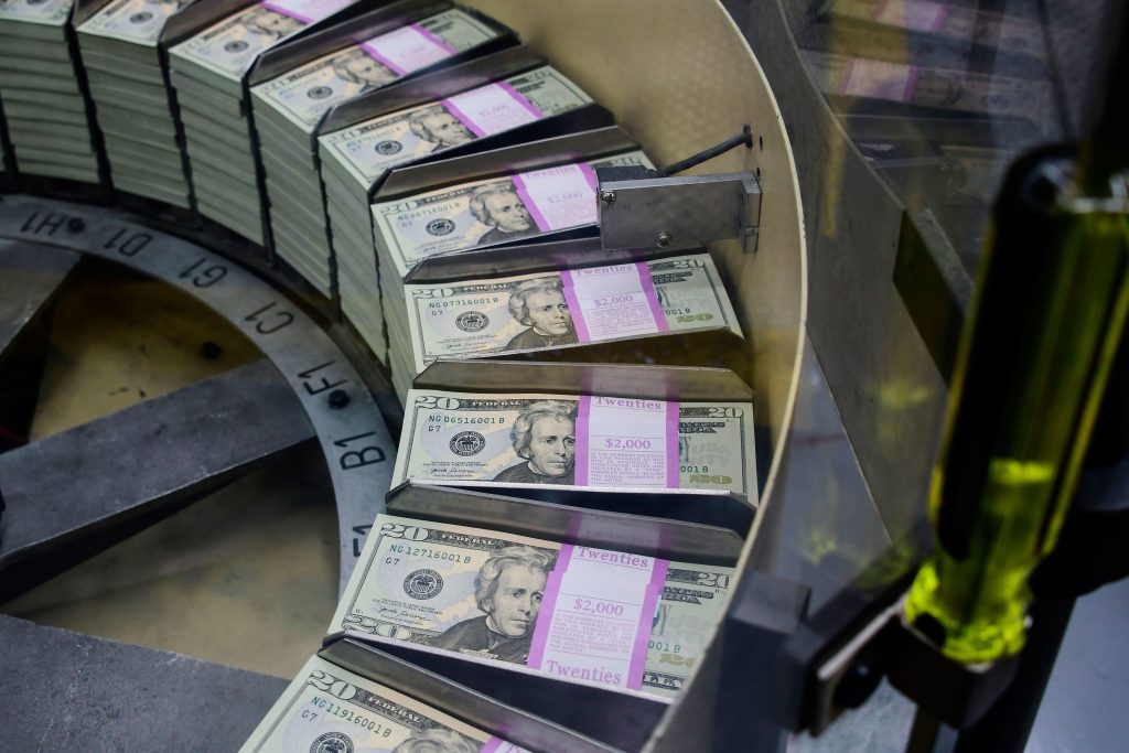 ΗΠΑ: Ξεπέρασαν τα 360 δισ. δολάρια οι εκροές καταθέσεων σε 3 εβδομάδες στις ΗΠΑ – Φόβοι για Bank Run