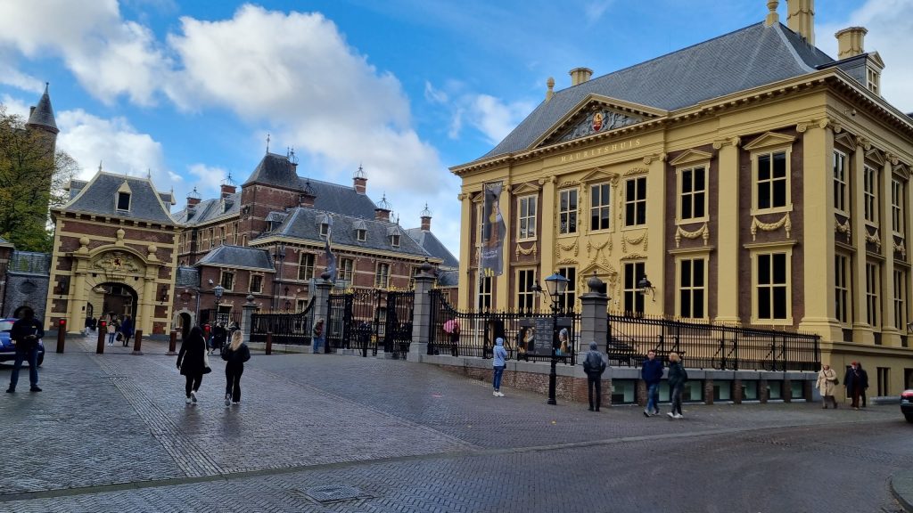 Ολλανδία: Η Χάγη έβαλε τέλος στάθμευσης 50 ευρώ για να αποφύγει τα παρκαρισμένα αυτοκίνητα