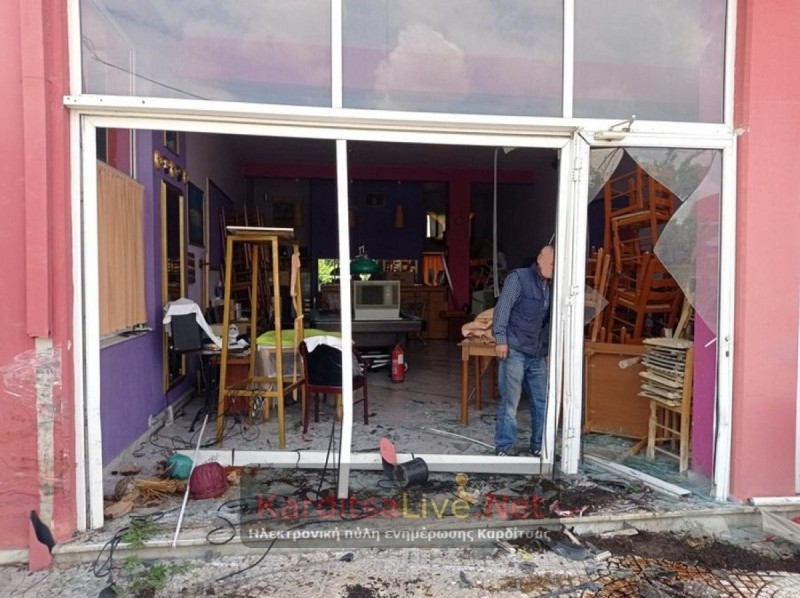 Καρδίτσα: Αυτοκίνητο «καρφώθηκε» σε κατάστημα (φωτο)