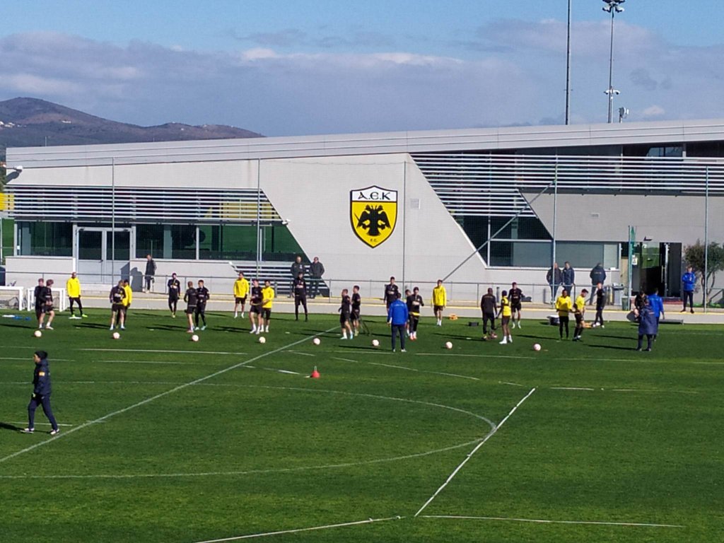 ΑΕΚ: Αποθέωση από τους οπαδούς στα Σπάτα