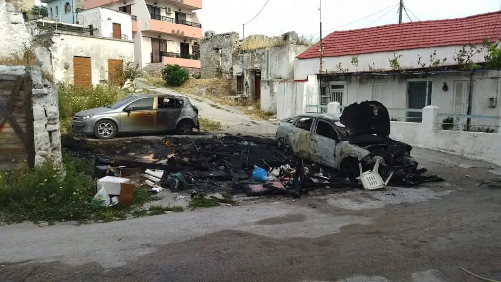 Ρόδος: Φυλάκιση 24 μηνών με αναστολή και ψυχιατρείο στον δημοτικό υπάλληλο που πυρπόλησε 35 κάδους και δυο αυτοκίνητα