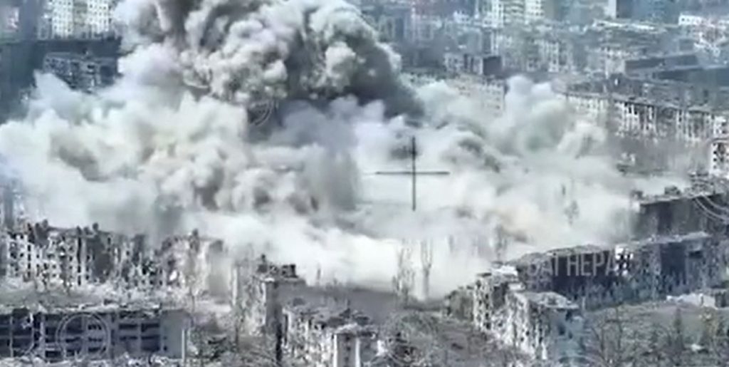 Βίντεο: Ουκρανοί κατεδαφίζουν κτίρια στο Μπακχμούτ