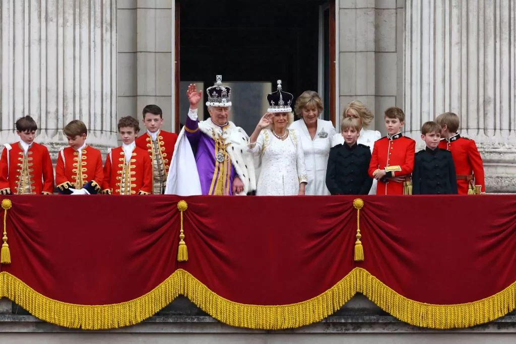 Βγήκε στο μπαλκόνι του Μπάκιγχαμ η βασιλική οικογένεια – Χαιρέτισε το πλήθος (βίντεο)