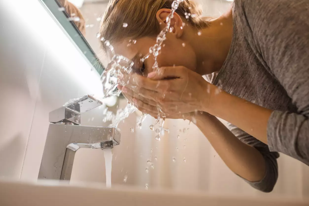 Πόσο συχνά πρέπει να πλένουμε το πρόσωπό μας; – Ο σωστός τρόπος