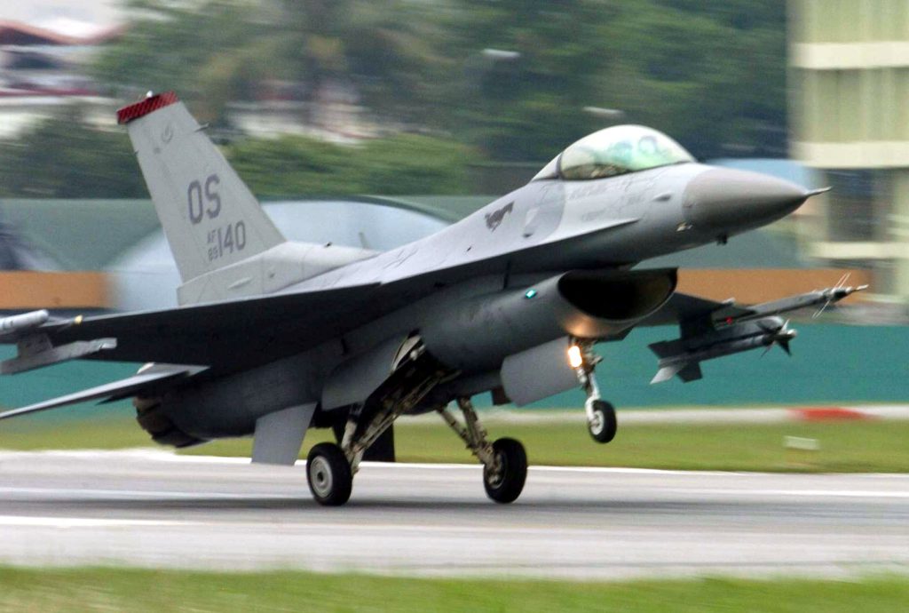 Νότια Κορέα: Η στιγμή που F-16 της αμερικανικής Αεροπορίας συντρίβεται στο έδαφος