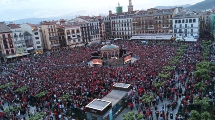 Παμπλόνα: Έπεσε γιγαντοθόνη την ώρα που οπαδοί της Οσασούνα έβλεπαν τον τελικό του Κυπέλλου Ισπανίας (βίντεο)