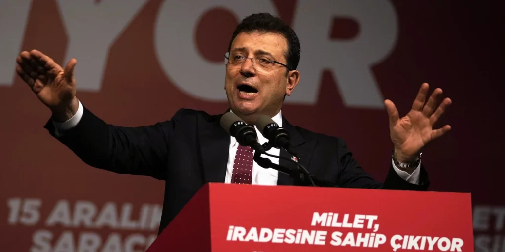 Τουρκία: Οπαδοί των «Γκρίζων Λύκων» πέταξαν πέτρες σε προεκλογική συγκέντρωση του Εκρέμ Ιμάμογλου (βίντεο)