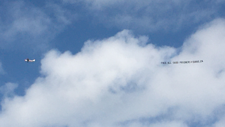 Νιούκαστλ – Άρσεναλ: Αεροπλάνο με μήνυμα κατά των Σαουδαράβων πέταξε πάνω από το γήπεδο