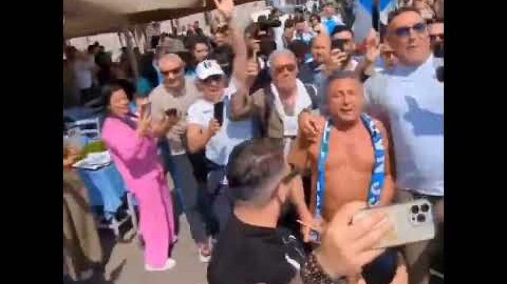 Νάπολι: Ιταλός ηθοποιός παρέλασε γυμνός στην πόλη μετά την κατάκτηση του πρωταθλήματος (βίντεο)